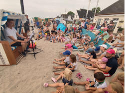 Ein Teil der Zuhrer vor dem Strandkorb.